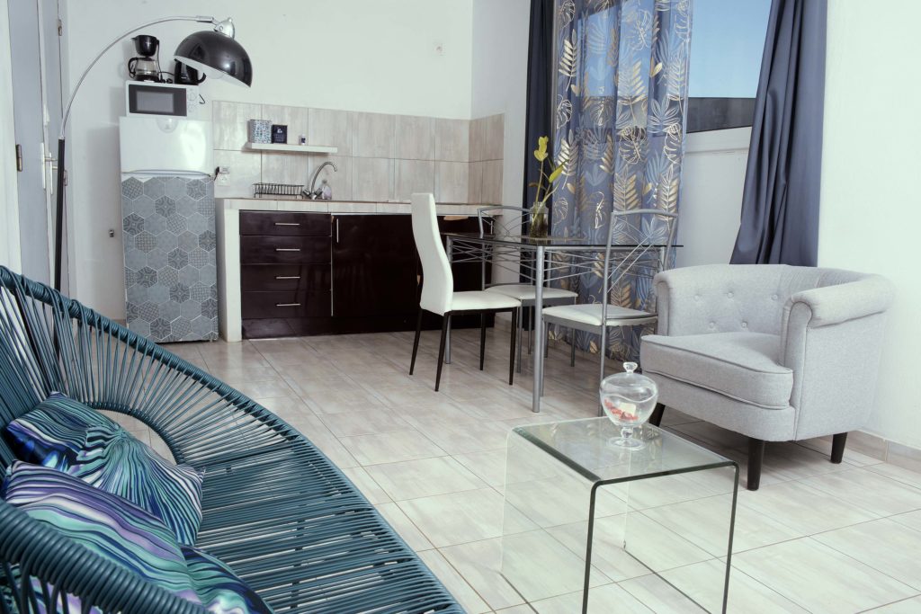 cool-and-fast-kasentof-location-appartement-meuble-cayenne-guyanesalon-cuisine-cool-and-fast