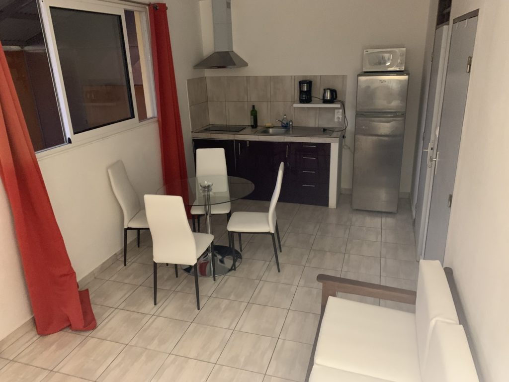 kasentofapt-kasentof-location-appartement-meuble-cayenne-guyanesalle-a-manger